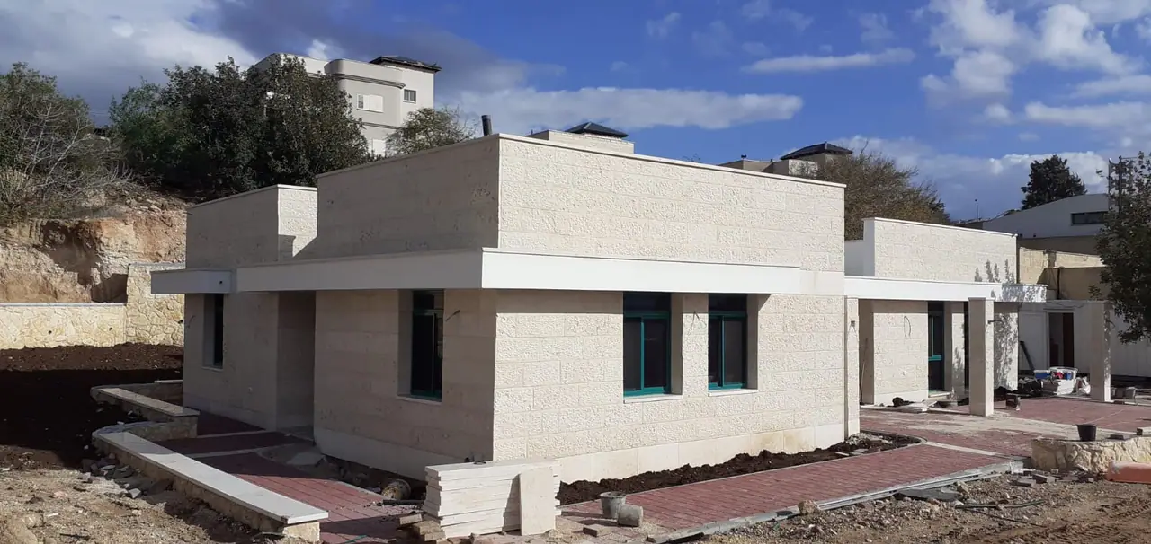 מבנה רב תכליתי בדמיידה בשלבי גמר, חיפוי אבן